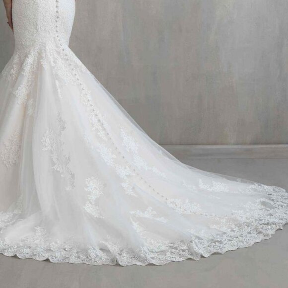 Mermaid Lace White Wedding Dress, Plunging Vneck, Fitted Bum Sexy Fit & Flare - Picture 6 of 6